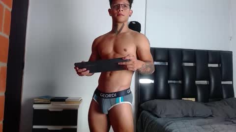 Snapshot of erosscott chatting on 11-11-25, 06:52 Eros online show from 11-11-25, 06:52