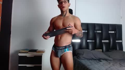 Snapshot of erosscott chatting on 11-18-25, 06:12 Eros online show from 11-18-25, 06:12