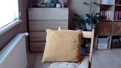 Snapshot of erotic_vibe chatting on 12-16-24, 12:16 Melissa online show from 12-16-24, 12:16