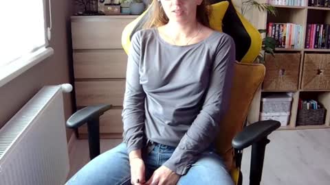 Snapshot of erotic_vibe chatting on 12-19-24, 09:40 Melissa online show from 12-19-24, 09:40