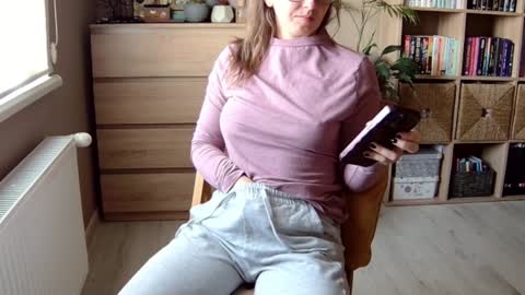 Snapshot of erotic_vibe chatting on 12-20-24, 12:16 Melissa online show from 12-20-24, 12:16