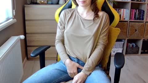 Snapshot of erotic_vibe chatting on 12-21-24, 09:01 Melissa online show from 12-21-24, 09:01