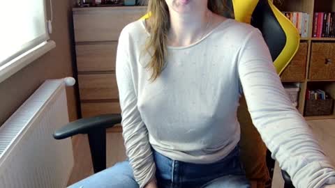 Snapshot of erotic_vibe chatting on 12-23-24, 04:17 Melissa online show from 12-23-24, 04:17