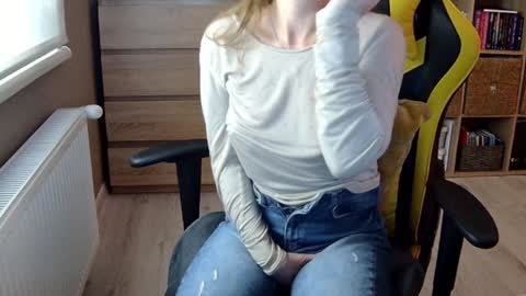 Snapshot of erotic_vibe chatting on 01-11-25, 07:49 Melissa online show from 01-11-25, 07:49