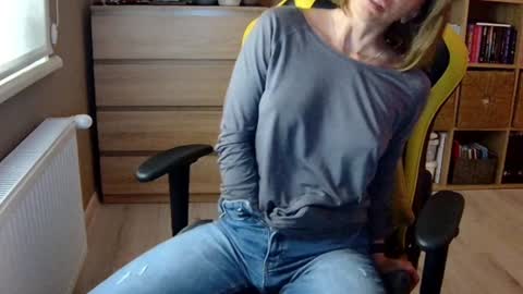 Snapshot of erotic_vibe chatting on 02-03-25, 08:57 Melissa online show from 02-03-25, 08:57