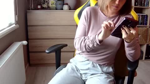 Snapshot of erotic_vibe chatting on 02-06-25, 01:21 Melissa online show from 02-06-25, 01:21