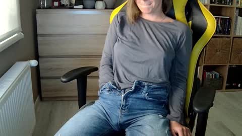 Snapshot of erotic_vibe chatting on 02-10-25, 05:41 Melissa online show from 02-10-25, 05:41