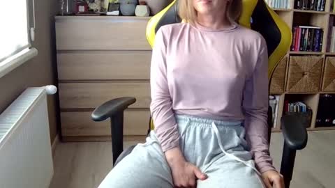 Snapshot of erotic_vibe chatting on 02-11-25, 02:13 Melissa online show from 02-11-25, 02:13