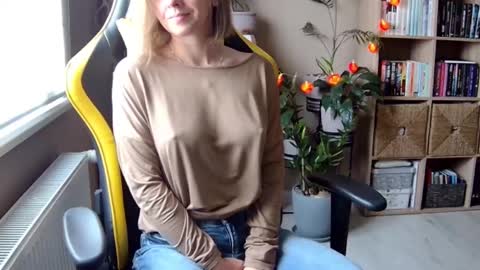 Snapshot of erotic_vibe chatting on 02-14-25, 08:10 Melissa online show from 02-14-25, 08:10