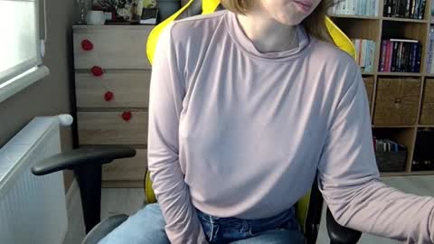 Snapshot of erotic_vibe chatting on 02-15-25, 04:34 Melissa online show from 02-15-25, 04:34