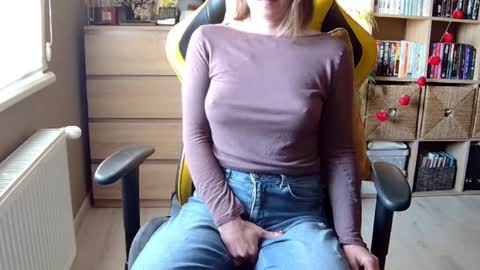 Snapshot of erotic_vibe chatting on 02-24-25, 02:15 Melissa online show from 02-24-25, 02:15