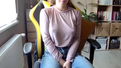 Snapshot of erotic_vibe chatting on 02-28-25, 12:20 Melissa online show from 02-28-25, 12:20