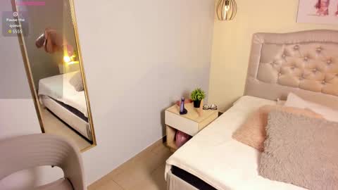 Escarlet online show from 11-19-25, 12:38