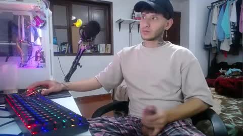 Snapshot of esjrobles chatting on 12-29-24, 05:01 Esteban online show from 12-29-24, 05:01