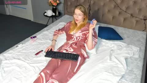 Esme Runn online show from 01-06-25, 10:24