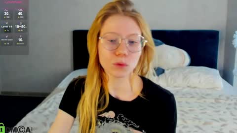 Snapshot of esme_runn chatting on 05-21-26, 03:02 Esme Runn online show from 05-21-26, 03:02