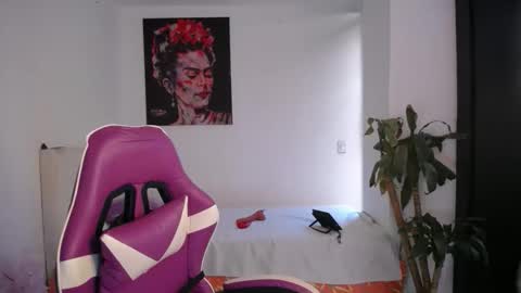 Snapshot of esmeralda098 chatting on 02-14-26, 07:10 Esmeralda online show from 02-14-26, 07:10