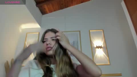 Snapshot of esmeralda_gomeez_ chatting on 10-22-25, 01:33 E S M E  online show from 10-22-25, 01:33