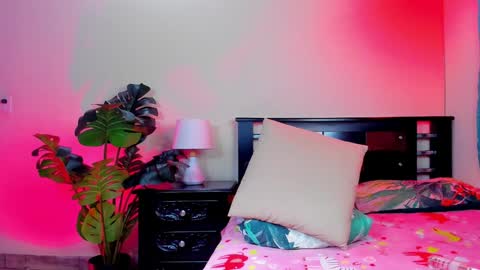 Snapshot of esmeralda_h chatting on 01-19-25, 12:28 K E Y R A independent model online show from 01-19-25, 12:28