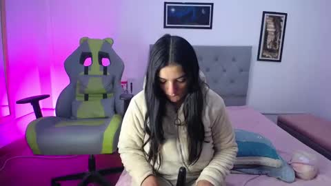 Snapshot of esmeraldaa_sc chatting on 10-15-25, 05:51 Perla online show from 10-15-25, 05:51