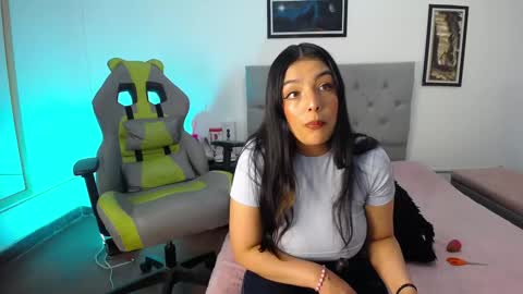 Snapshot of esmeraldaa_sc chatting on 10-23-25, 04:56 Perla online show from 10-23-25, 04:56