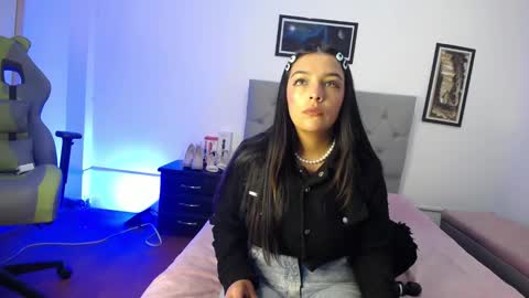 Snapshot of esmeraldaa_sc chatting on 10-27-25, 04:27 Perla online show from 10-27-25, 04:27