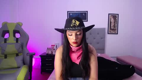 Snapshot of esmeraldaa_sc chatting on 10-28-25, 06:28 Perla online show from 10-28-25, 06:28