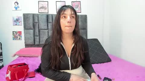 Perla online show from 06-17-26, 06:27