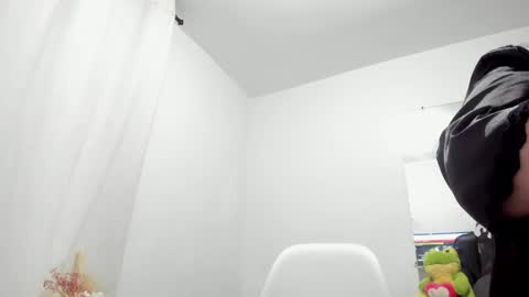 Snapshot of esmeraldo_mfc chatting on 02-20-25, 01:03 Esmeralda online show from 02-20-25, 01:03