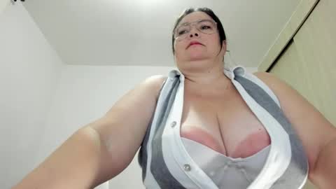 Snapshot of esmeraldo_mfc chatting on 02-28-25, 01:58 Esmeralda online show from 02-28-25, 01:58