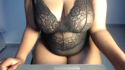 Esme online show from 09-19-25, 12:17