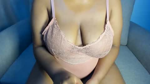 Snapshot of esmeray_ chatting on 09-22-25, 11:18 Esme online show from 09-22-25, 11:18