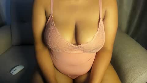 Snapshot of esmeray_ chatting on 10-02-25, 12:17 Esme online show from 10-02-25, 12:17