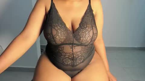 Snapshot of esmeray_ chatting on 10-08-25, 11:08 Esme online show from 10-08-25, 11:08