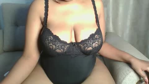 Snapshot of esmeray_ chatting on 10-17-25, 11:07 Esme online show from 10-17-25, 11:07