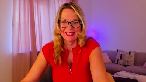 Snapshot of esmimilf chatting on 12-06-24, 01:55 Esmi online show from 12-06-24, 01:55