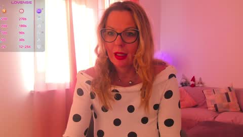 Snapshot of esmimilf chatting on 01-04-25, 01:31 Esmi online show from 01-04-25, 01:31