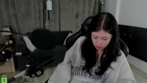 Snapshot of este_ria chatting on 12-16-24, 04:23 esteria online show from 12-16-24, 04:23