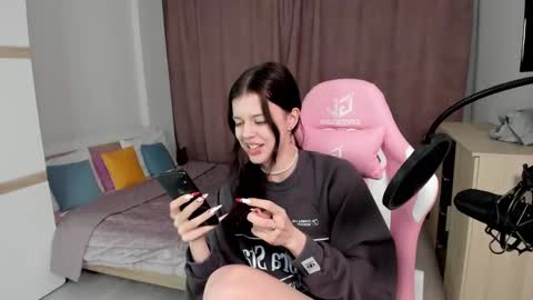 Snapshot of este_ria chatting on 01-04-25, 12:05 esteria online show from 01-04-25, 12:05