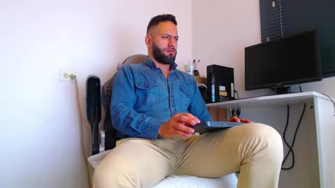 Snapshot of esteban7984068 chatting on 02-10-26, 02:32 esteban online show from 02-10-26, 02:32