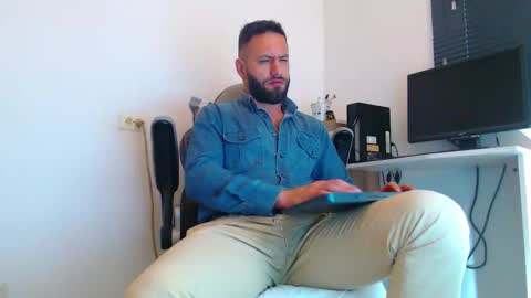 Snapshot of esteban7984068 chatting on 02-14-26, 02:14 esteban online show from 02-14-26, 02:14