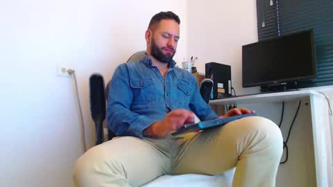 Snapshot of esteban7984068 chatting on 03-07-26, 04:15 esteban online show from 03-07-26, 04:15