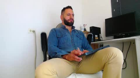 Snapshot of esteban7984068 chatting on 03-12-26, 02:56 esteban online show from 03-12-26, 02:56