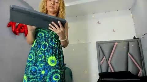esterlindez online show from 07-31-26, 07:57