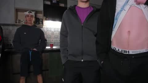 Snapshot of esthetics_boys chatting on 02-09-26, 11:03 LOUIS online show from 02-09-26, 11:03