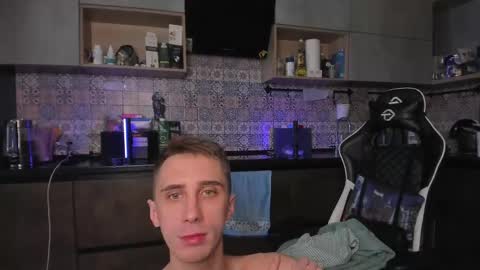 Snapshot of esthetics_boys chatting on 05-01-26, 04:39 LOUIS online show from 05-01-26, 04:39