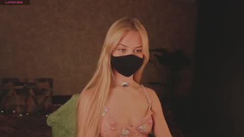 Snapshot of eternalophelia chatting on 04-13-26, 10:37 Sophia online show from 04-13-26, 10:37