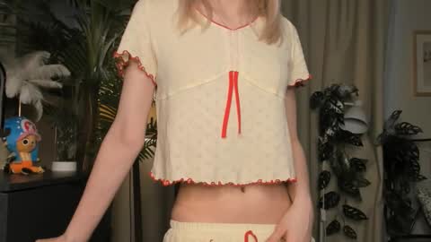 Snapshot of eternity_cuite chatting on 02-19-26, 05:58 Natalie online show from 02-19-26, 05:58