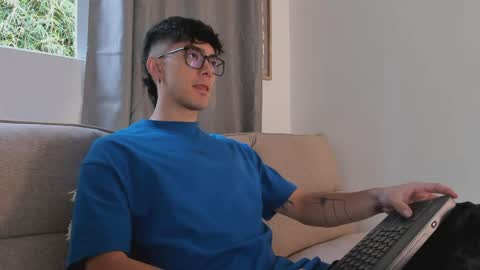 etham_wolf1 online show from 04-05-26, 02:03