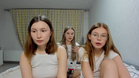 Veronica Tiia Lilith left to right online show from 02-03-25, 07:00